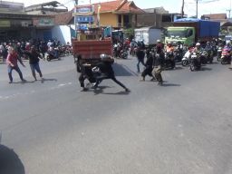 Rombongan Perguruan Silat Berulah di Jalan Raya Mojoagung Jombang