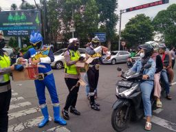 Polisi Berkostum Power Rangers Bagikan Takjil di Jombang, Anak-anak Semringah