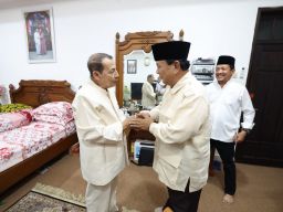 Ketum Gerindra Prabowo Subianto menemui Habib Lutfi bin Yahya.(Foto: Dok. Gerindra/jatimnow.com)