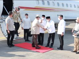 Prabowo Subianto tiba di Jawa Timur dalam lawatannya bertemu ulama dan Gubernur Jatim. (Foto: dok Gerindra Jatim/jatimnow.com)