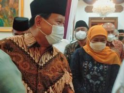 Prabowo Subianto bersama Gubernur Khofifah saat di Gedung Negara Grahadi. (Foto: Farizal Tito/jatimnow.com)