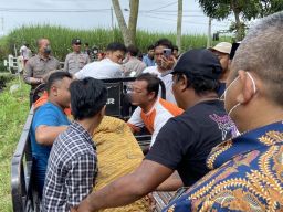 Proses evakuasi jenazah pria di Kota Kediri (Foto: Yanuar Dedy/jatimnow.com)