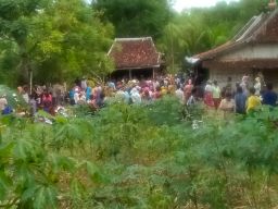 Warga berdatangan ke tempat korban terkena setrum saat menebang pohon, Jumat (27/05/2022).(Foto: Fathor Rahman)