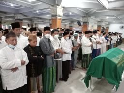 Gus Kikin saat memimpin salat jenazah Nyai Lily Wahid di masjid Jami' Ponpes Tebuireng. (Foto: Elok Aprianto/jatimnow.com)