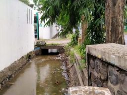 Saluran air di Jalan Gato Subroto (Gatsu) Jombang yang tercemar limbah (Foto: Elok Aprianto/jatimnow.com)