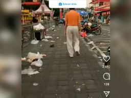 Tangkapan layar video Alun-alun Kota Batu dipenuhi sampah saat libur Lebaran.