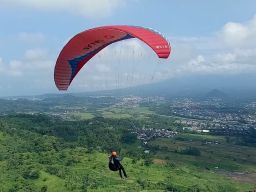 Info Maszeeh! Pasuruan Punya Spot Wisata Olahraga Paralayang di Bukit Sempu