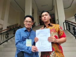 Billy Handiwiyanto (kanan), kuasa hukum termohon saat memberikan keterangan kepada wartawan. (Foto: Zain Ahmad/jatimnow.com)