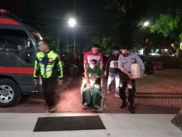 Sopir bus PO Ardiansyah, Adhe Firmansyah saat dibawa ke kantor Satlantas Polres Mojokerto Kota (Foto: WhatsApp grup)