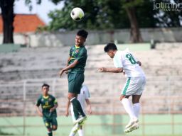 Pertandingan Pra-Porprov Jatim antara tim sepak bola Surabaya (putih) melawan Bangkalan (hijau) di Stadion Gelora 10 November. (Foto: Sahlul Fahmi)