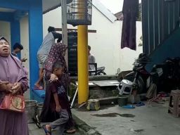 Sri Muid tak kuat menahan tangis saat jenazah keluarganya yang menjadi korban kecelakaan bus tiba di Benowo, Surabaya (Foto-foto: Zain Ahmad dan Ni'am Kurniawan/jatimnow.com)
