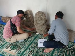 Petugas saat sedang meninjau temuan arca. (Foto: Bramanta Pamungkas/jatimnow.com)