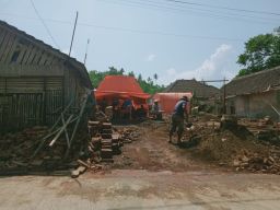Kondisi rumah yang rusak akibat gempa bumi Malang pada 10 April 2022 di Desa Majang Tengah, Kecamatan Dampit. (Foto: Rizal Adhi Pratama/jatimnow.com)