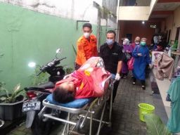 Tim BPBD Kota Surabaya saat menolong ibu melahirkan (Foto-foto: BPBD Kota Surabaya)