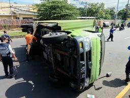Kondisi di lokasi kejadian truk terguling di simpang empat Karanglo. (Foto: Rizal Adhi Pratama/jatimnow.com)