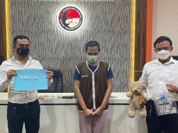Nyambi Edarkan Narkoba, Waria Dancer Klab Malam di Surabaya Diringkus Polisi