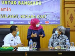 Gubernur Jawa Timur Khofifah Indar Parawansa saat rapat koordinasi soal wabah PMK (Foto-foto: Humas Pemprov Jatim)