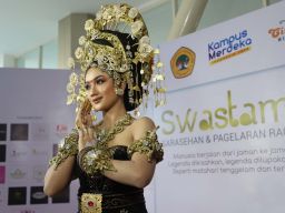 Momen Para Dewi Legenda Indonesia Adu Kecantikan di Untag Surabaya