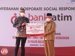 Penyerahan CSR renovasi Pasar Bululawang.(Foto: Humas Bank Jatim for jatimnow.com)