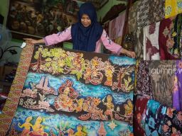 Sri Mujiatin saat menunjukkan lembaran batik yang harganya 2 juta dan dibeli istri Kapolres Mojokerto. (Fajar Mujianto/jatimnow.com)