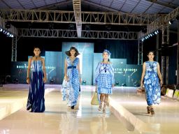 Para model saat mengenakan baju Shibori dalam fashion show Puteri Heritage Indonesia. (Foto: Ni'am Kurniawan/jatimnow.com)
