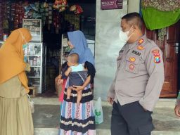 Polisi bersama TNI dan tim kesehatan saat mendatangi rumah bocah kecanduan aroma bensin di Sampang (Foto: Fathor Rahman/jatimnow.com)