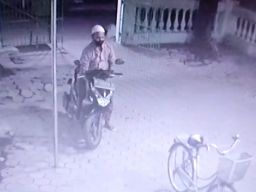 Pencuri Motor Beraksi di Masjid Bangil Pasuruan, Aksinya Terekam CCTV