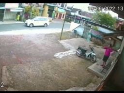 Pencurian Sepeda Motor di Jalan Hasanudin Kota Batu Terekam CCTV