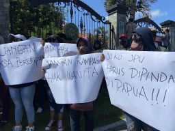 Massa aksi membentangkan poster tuntutan di depan PN Kabupaten Kediri. (Foto : Yanuar Dedy/jatimnow.com)