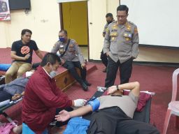 Kapolres Bangkalan, AKBP Alith Alarino, saat memantau kegiatan donor darah di mapolres setempat, Selasa (7/6/2022). (Foto: Humas Polres Bangkalan for jatimnow.com)