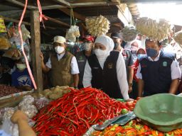 Saat Gubernur Khofifah melakukan inspeksi ke sejumlah pasar tradisional di Jatim. (Foto: Dok Humas Pemprov Jatim/jatimnow.com)