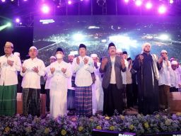 Gus Ipul Terharu Ribuan Orang Selawatan di Stadion Kota Pasuruan