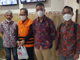 Dikawal Jaksa KPK, Eks Hakim PN Surabaya Ditahan di Rutan Medaeng