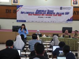 Momen Herlina saat Memacu Guru-guru Menerapkan Kurikulum Merdeka di Surabaya