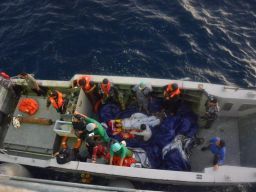 Detik-detik Awak KRI Surabaya 591 Evakuasi Ibu Melahirkan di Atas Kapal