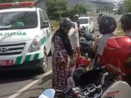 Heboh Ibu Muda di Sampang Mendadak Melahirkan di Tepi Jalan