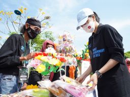 Mbak Cicha (kanan) dalam acara penyerahan penghargaan lomba kreasi daur ulang sampah di Taman Totok Kerot (Foto: Humas Pemkab Kediri/jatimnow.com)