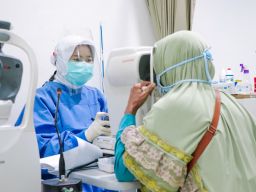 Pasien melakukan konsultasi tentang Lensa Premium di Klinik KMU (Foto: Dok. Klinik KMU for jatimnow.com)