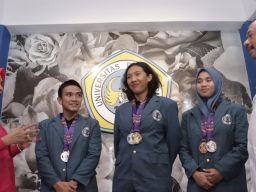 Tiga Atlet Selam Peraih Emas Sea Games dapat Beasiswa Kuliah di Unitomo