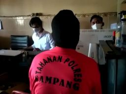 Polisi melakukan pemeriksaan terhadap tersangka yang dimassa warga di Desa Kanjer, Sampang. (Foto: Fathor Rahman/jatimnow.com)