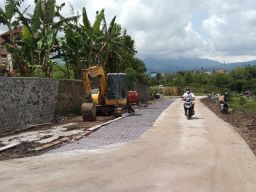 Proses pembangunan jalan tembus di Kelurahan Sisir - Desa Pandanrejo - Kelurahan Temas. (Foto: Galih Rakasiwi/jatimnow.com)