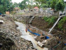 Proses awal pembangunan Jembatan Gedangsewu. (Foto: Humas Pemkab Kediri/jatimnow.com)