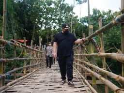 Mas Dhito berada di atas jembatan alternatif Ngadi.(Foto: Humas Pemkab Kediri/Jatimnow.com)