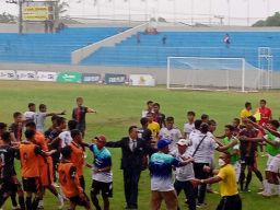 Kericuhan antar pemain dalam pertandingan sepak bola antara Jember dan Kota Malang di Porprov Jatim 2022 (Foto: Tangkapan layar penonton)