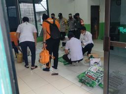 Petugas menggeledah Kantor Sekertariat Khilafatul Muslimin Surabaya Raya. (Foto: Zain Ahmad/jatimnow.com)