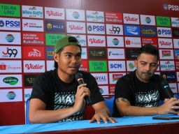 Kartika Ajie (kiri) bersama Javier Roca (kanan) dalam pre match press conference di Malang. (Foto: Media Officer Persik Kediri/jatimnow.com)