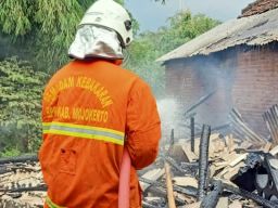 Rumah di Gondang Mojokerto Ludes Terbakar saat Ditinggal Pemiliknya Bekerja