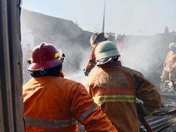 Petugas memadamkan api dalam kebakaran pasar di Bojonegoro (Foto-foto: Misbahul Munir/jatimnow.com)