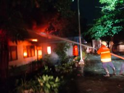 Kebakaran di Puskesmas Tanah Kali Kedinding, Surabaya (Foto: Info Kedaruratan 112 Surabaya)