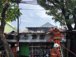 Gegara Anak Main Korek Api, Toko Helm di Surabaya Terbakar